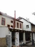 Barevný komín realizovaný nad přístavkem stávajícího objektu