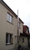 komín Kateřinky - Schiedel DN200 vedený po fasádě objektu